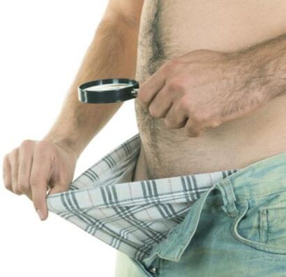 Ένας άντρας εξετάζει το πέος του και θέλει να το μεγεθύνει